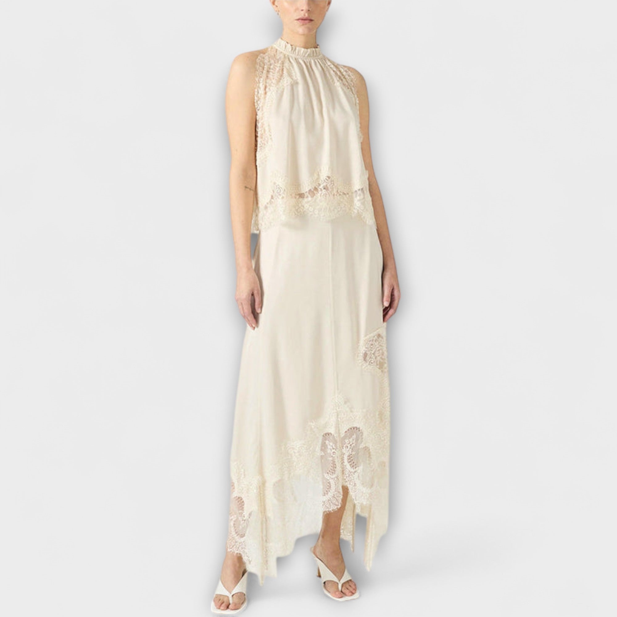 Kaia - Satijnen blouse met kant en geplooide halslijn in set