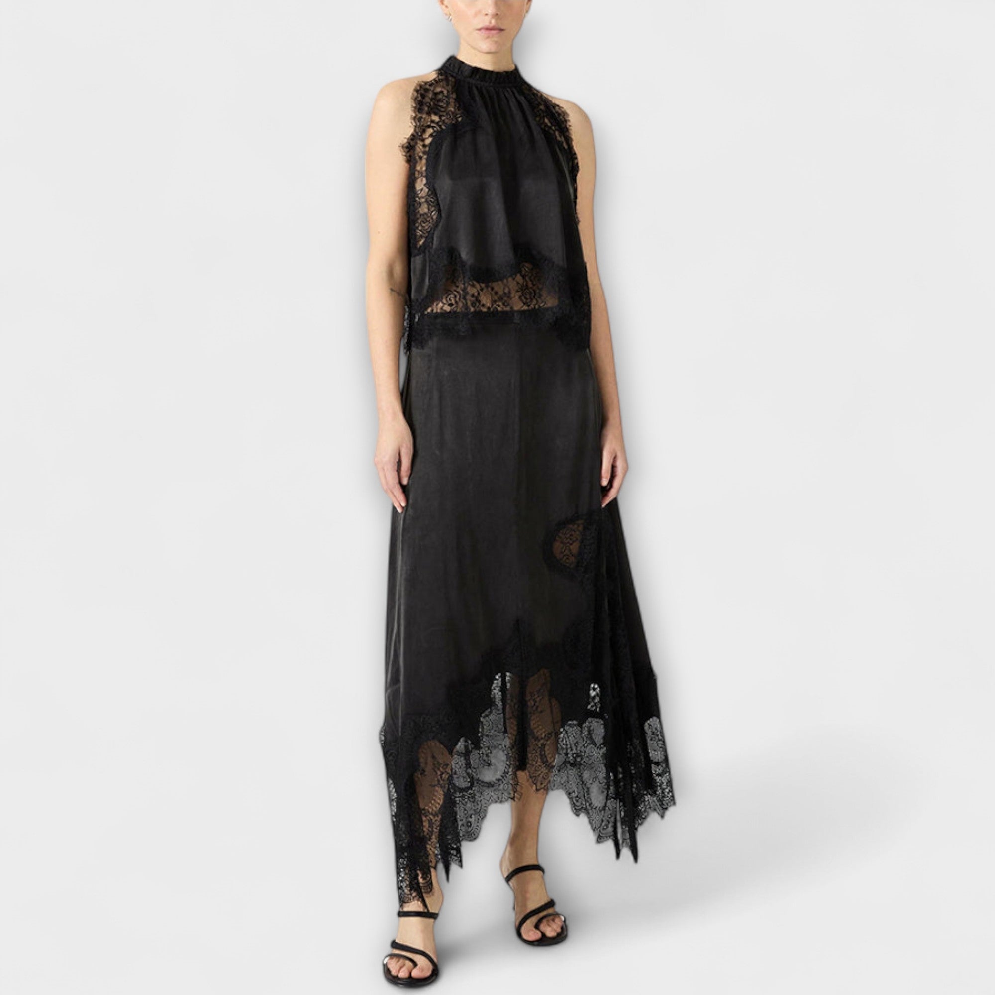 Kaia - Satijnen blouse met kant en geplooide halslijn in set
