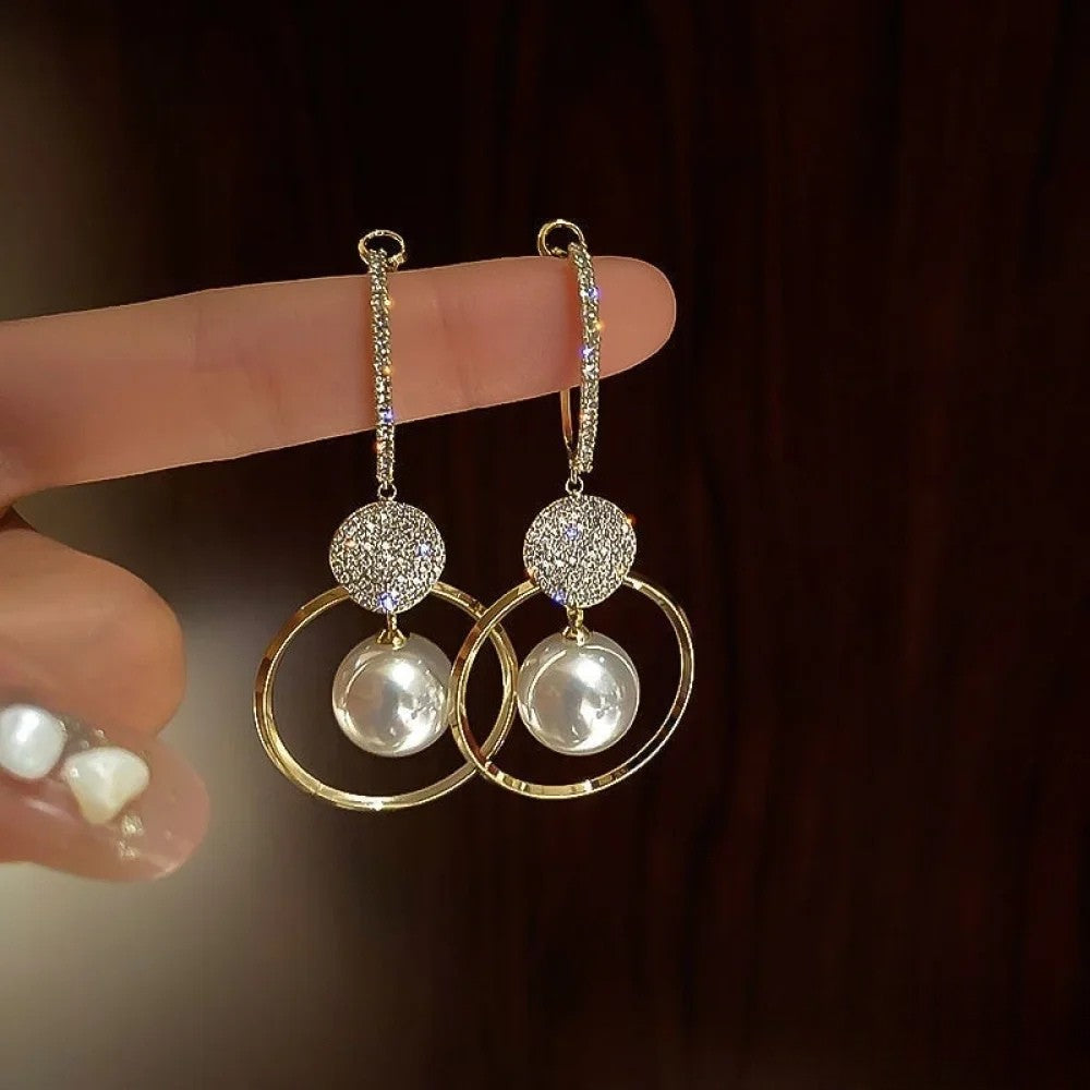 Elegante oorbellen met cultivé parels en sprankelende zirkonen