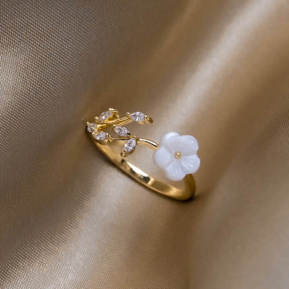 Rise - Ring met witte bloemen